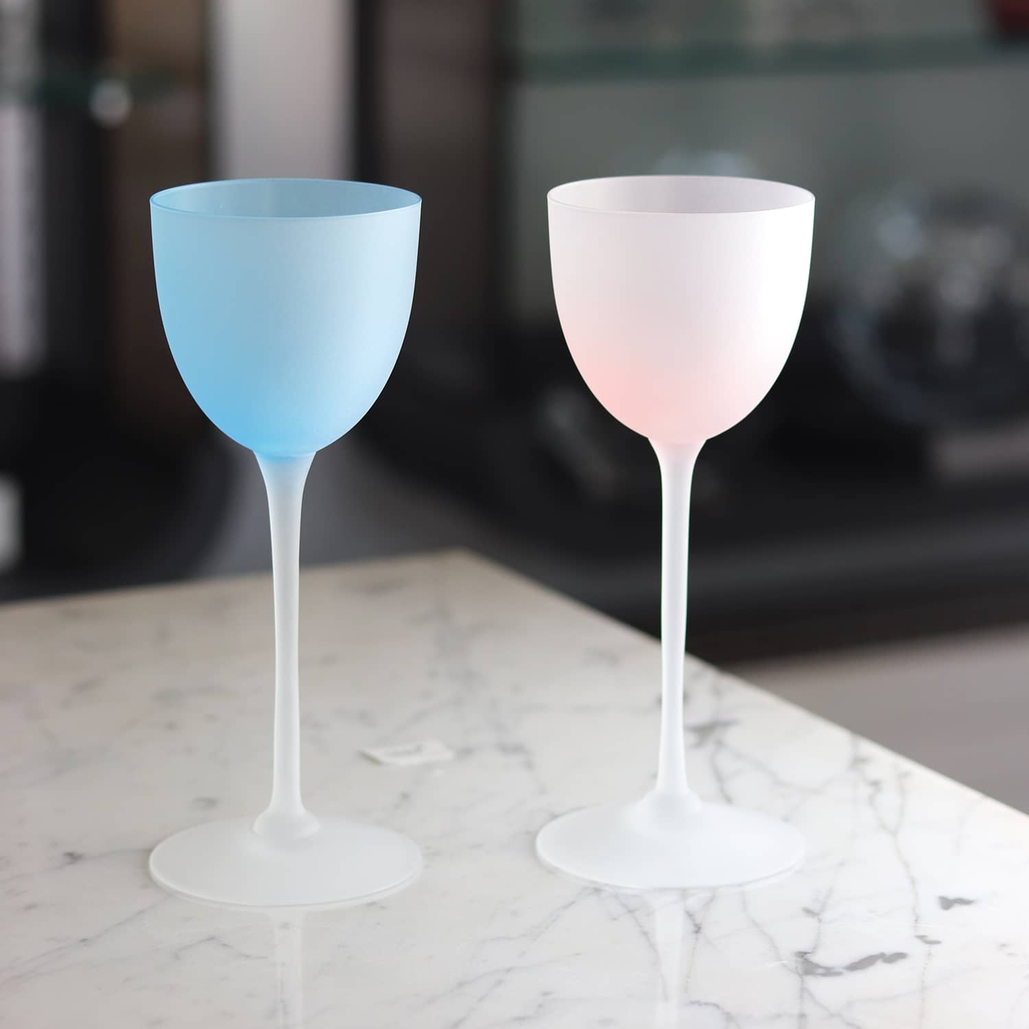 Verre en cristal de couleur bleue finition sablée (1 pièce